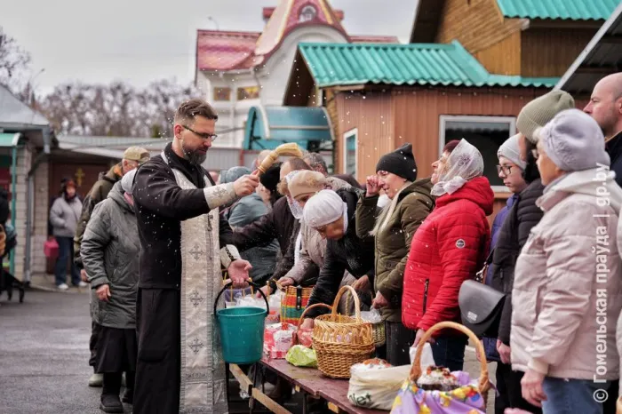 В храмах Гомеля прошло освящение пасхальной трапезы