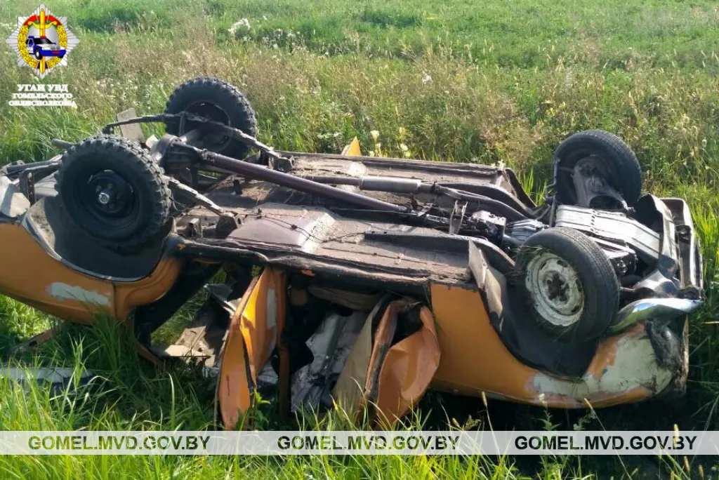 В Наровлянском районе автомобиль под управлением нетрезвого водителя опрокинулся в кювет
