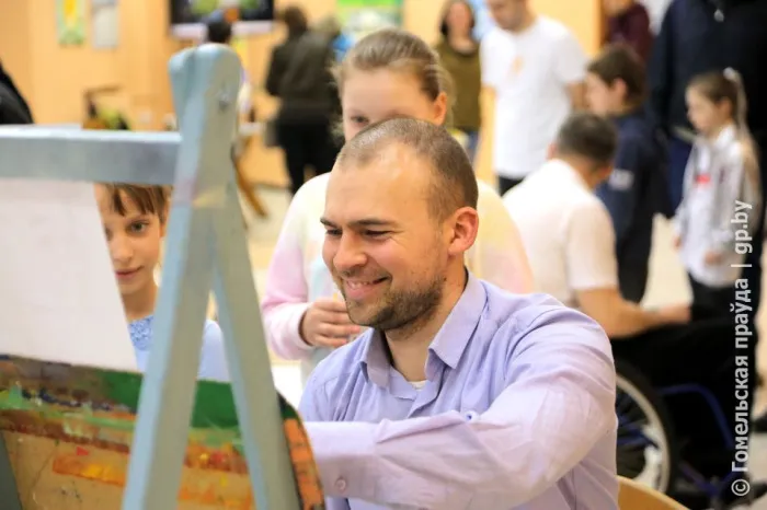 Рисуя тишину. Отсутствие слуха не мешает Александру Покотило преподавать детям живопись