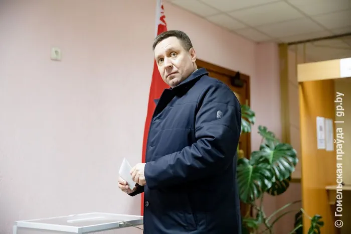 Помощник Президента – инспектор по Гомельской области Юрий Горлов проголосовал на избирательном участке № 97