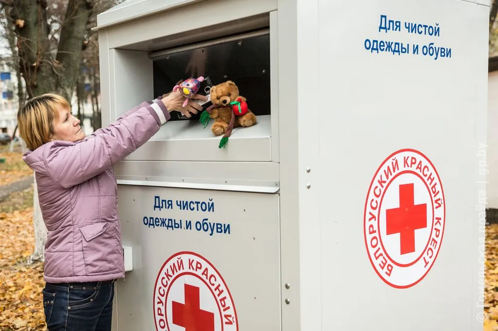 Впервые в Гомеле: контейнеры Красного Креста помогут разгрузить шкафы и оденут нуждающихся