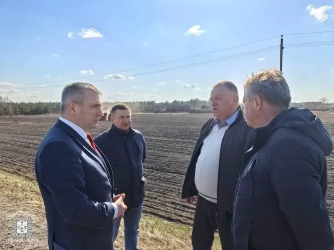 Председатель облисполкома Иван Крупко ознакомился с ходом весенних полевых работ в Калинковичском районе