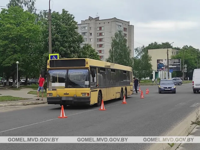 В Речице под колеса автобуса попал пожилой мужчина