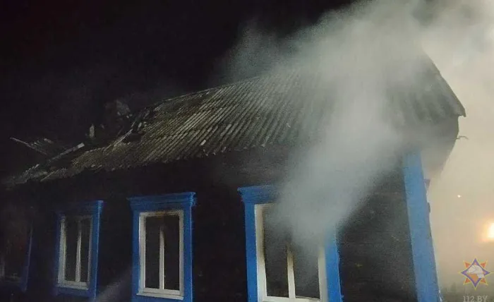 На пожаре в Лельчицком районе местные жители спасли пенсионерку