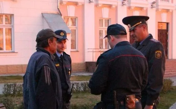 В 9 вечера в здание университета ломился посторонний: хотел срочно защитить диссертацию