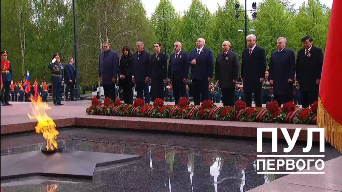Лукашенко вместе с зарубежными лидерами возложил венок и цветы к Могиле Неизвестного Солдата в Москве