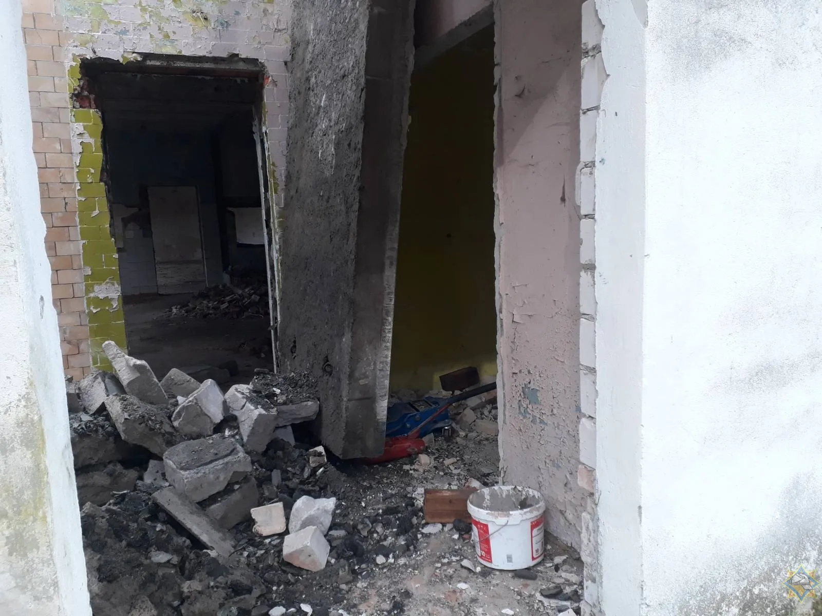 В Гомельском районе спасен мужчина, ноги которому зажала упавшая железобетонная плита