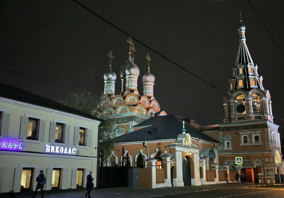 Сколько ж лет я не был в Москве? С друзьями мы прошли от станции Смоленская до Полянки. Да, а Арбат уж не тот...