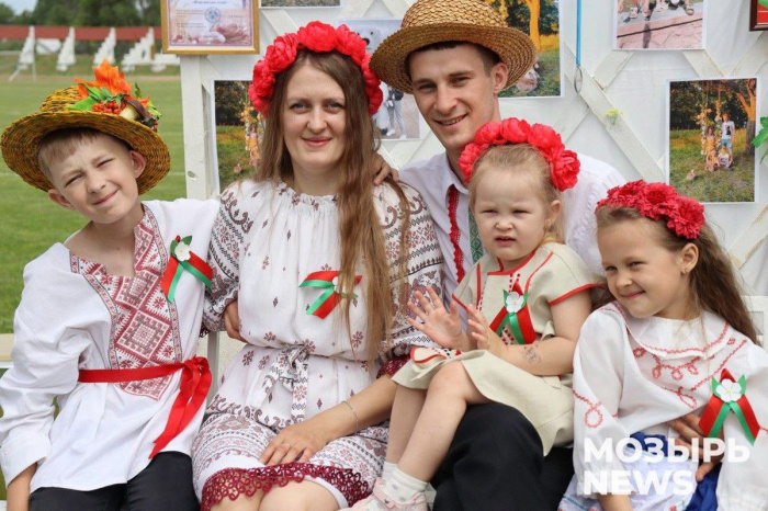 Голосуем за семью из Мозырского района на республиканском конкурсе "Властелин села-2024 ONLINE