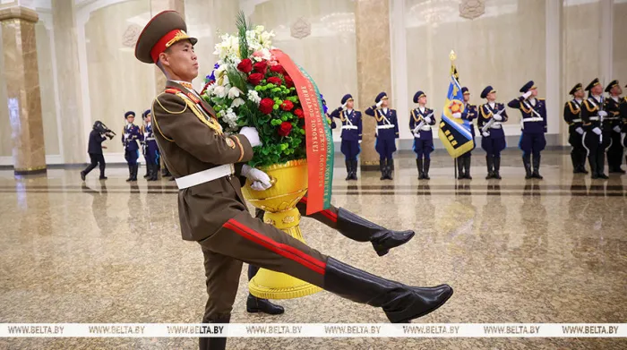Президент Беларуси по прибытии в Пхеньян посетил Кымсусанский дворец Солнца и почтил память корейских вождей