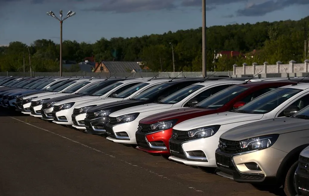 "АвтоВАЗ" повысил цены на все модели Lada