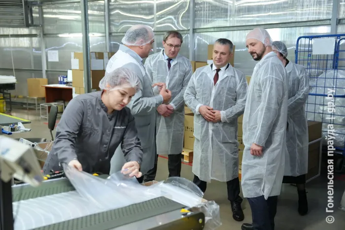 Пленка для сыров, колбасы и творога: председатель облисполкома Иван Крупко посетил предприятие «Фрешпак Солюшенс»