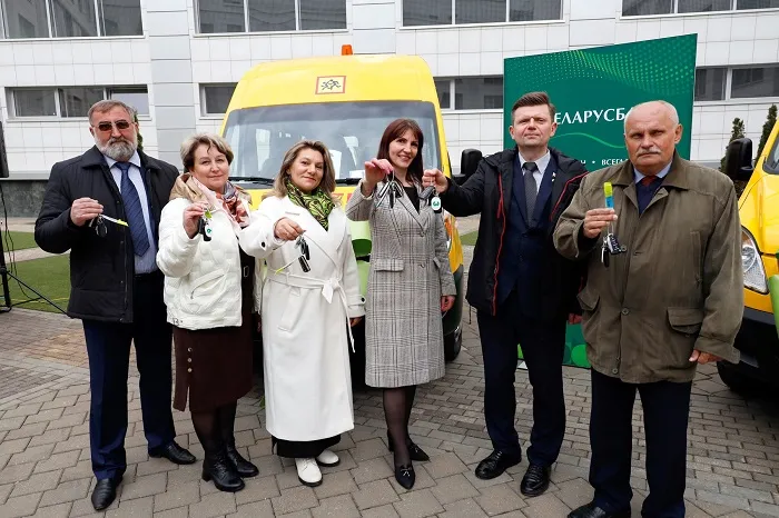 «Беларусбанк» подарил Уваровичской средней школе новый автобус 