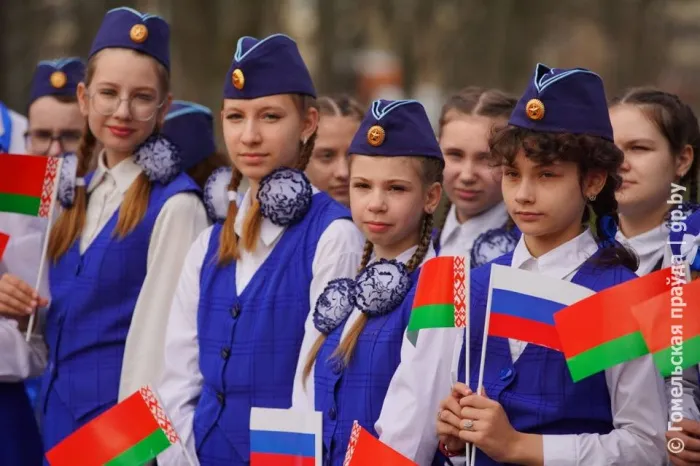 Вместе навсегда! В Гомеле белорусы с россиянами закружились в хороводе единства