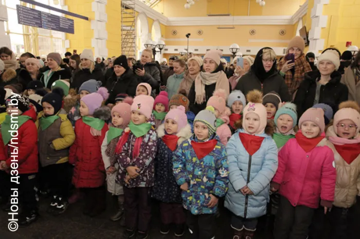 В Жлобине на вокзале более 350 человек исполнили песню «Идет солдат по городу»