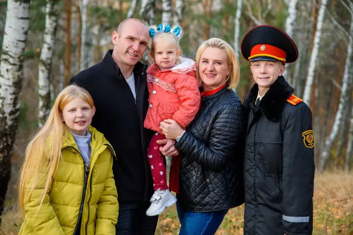 Пять половинок одного целого. Многодетная семья из Наровли путешествует, побеждает в конкурсах, создает уют и относится с трепетным обожанием друг к другу