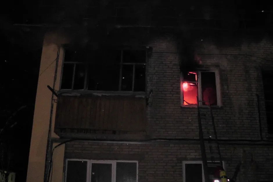  Из-за пожара у соседей семье пришлось сидеть на балконе с маленьким ребенком