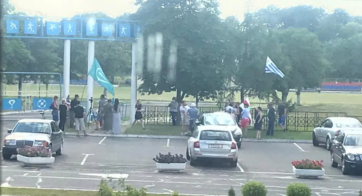 А вот так проходит пикет за Дмитриева в Октябрьском - берите лупу, чтобы разглядеть "массовость"