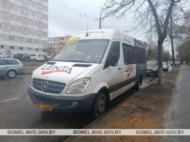 Не рассчитал скорость: в салоне гомельской маршрутки пассажир упала и получила травму