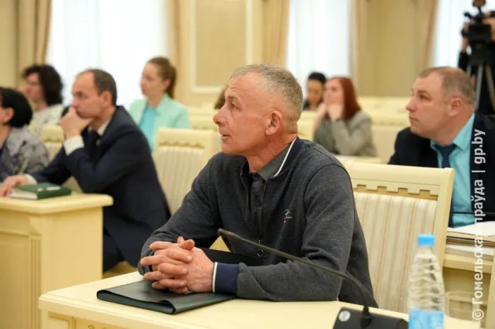 Хотим остановку на трассе и новые маршруты в деревне: во время приема граждан в Мозыре к главе региона обратились пять человек