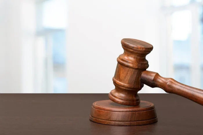 Суд вынес приговор двум жительницам Чечерского района, которые продавали старые вещи под видом ювелирных украшений