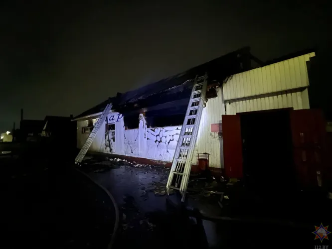 Спасатели ликвидировали пожар магазина в Калинковичах