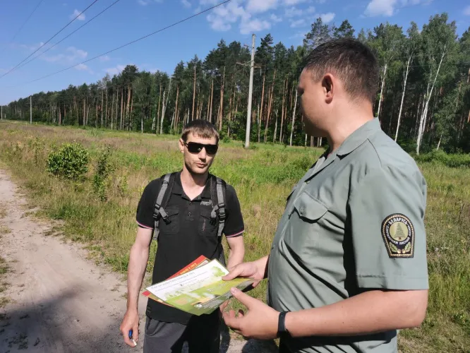 В связи со сложившимися аномально жаркими погодными условиями работники лесохозяйственных учреждений перешли на усиленный режим работы