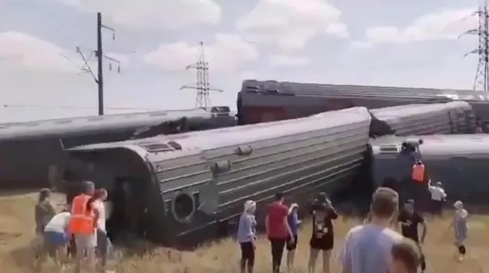 При столкновении поезда и КамАЗа в Волгоградской области РФ пострадали более 20 человек