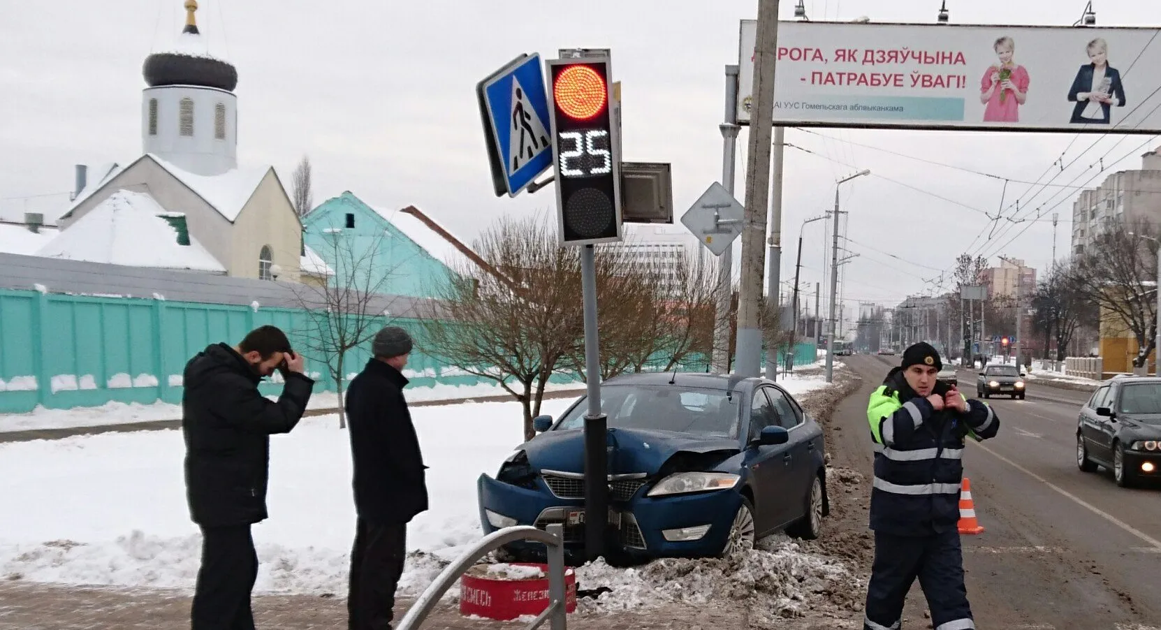 На перекрестке по улице Ефремова автомобиль врезался в светофор
