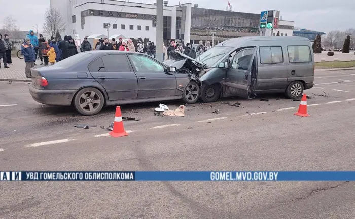 В Гомеле столкнулись три автомобиля, пострадали пять человек 