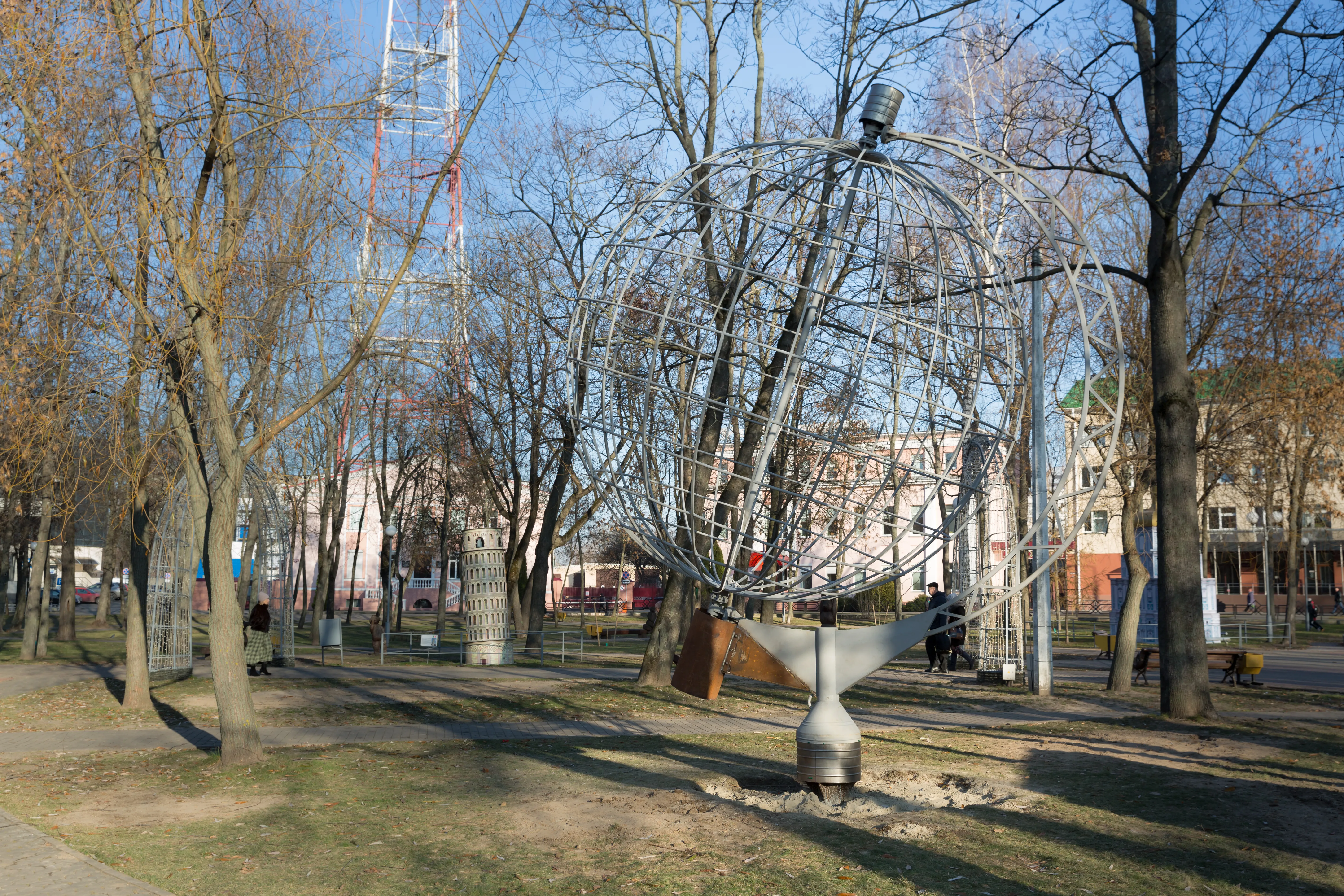 Фотофакт. В Пионерском сквере монтируют новый арт-объект