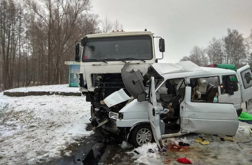 Число жертв ДТП в Калинковичском районе возросло до шести: водитель микроавтобуса умер в больнице