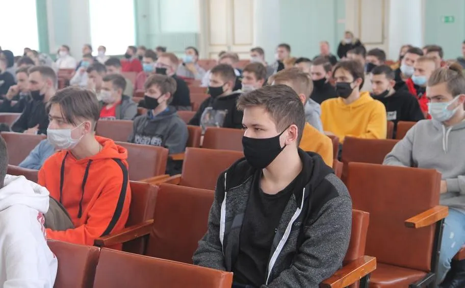 Это не больно. И не страшно. Военные рассказали учащимся дорожно-строительного колледжа о плюсах службы в армии