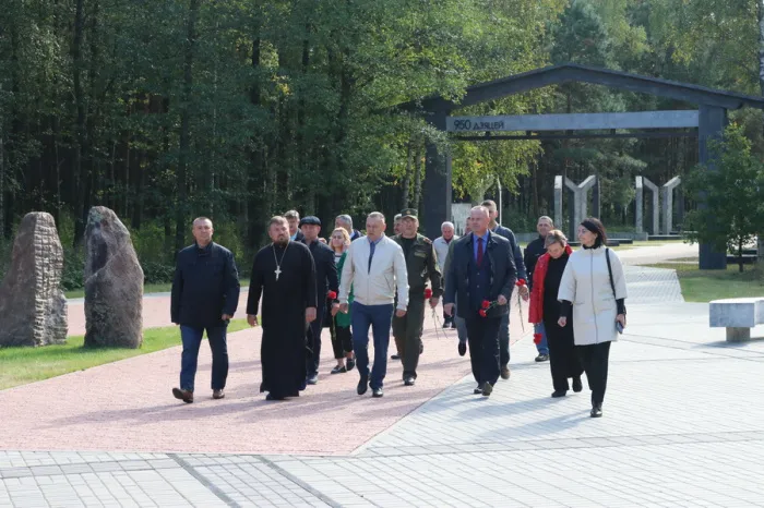 В Светлогорском районе в мемориальном комплексе «Ола» воздали почести павшим и высадили кустарники