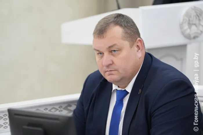Дорога требует ремонта. Автомобилисты и пешеходы Гомельской области просят оказать помощь и содействие
