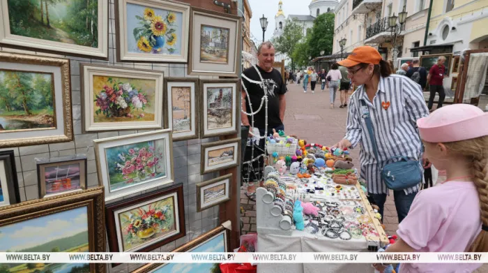 Сувениры, игрушки, аксессуары. Более 400 ремесленников участвуют в "Задзвінскім кірмашы" в Витебске