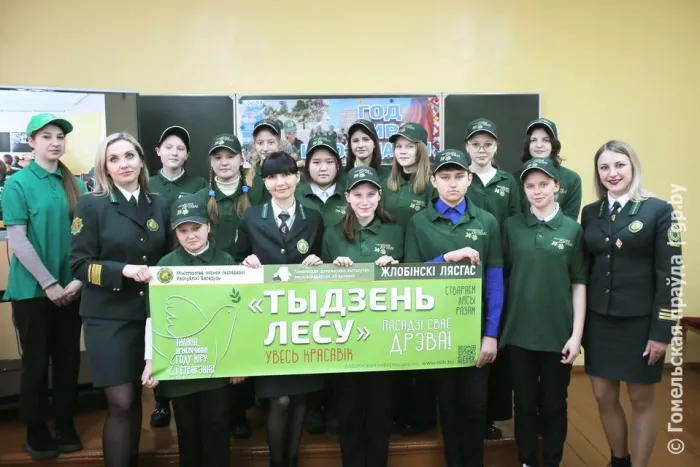 В Жлобинском районе члены волонтерского отряда школьного лесничества «Зеленый дозор» сажают деревья и делают родной город чистым