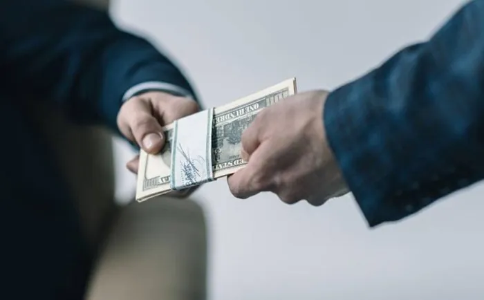 «Строитель» из Мозыря спустил 6000 рублей клиентов в игровых автоматах