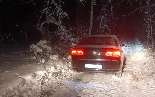 Спасатели вытащили застрявший в снегу автомобиль в Ветковском районе