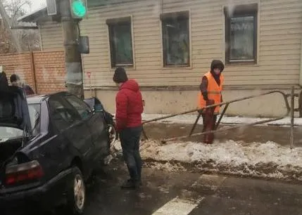 В Гомеле на Полесской произошло ДТП. Автомобиль врезался в столб