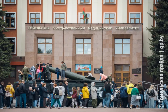 Мощь на колесах. В сквере Дружбы работала выставка военной техники