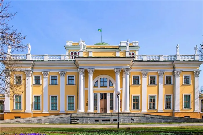 Во Дворце Румянцевых и Паскевичей проходит выставка художественного объединения из Санкт-Петербурга