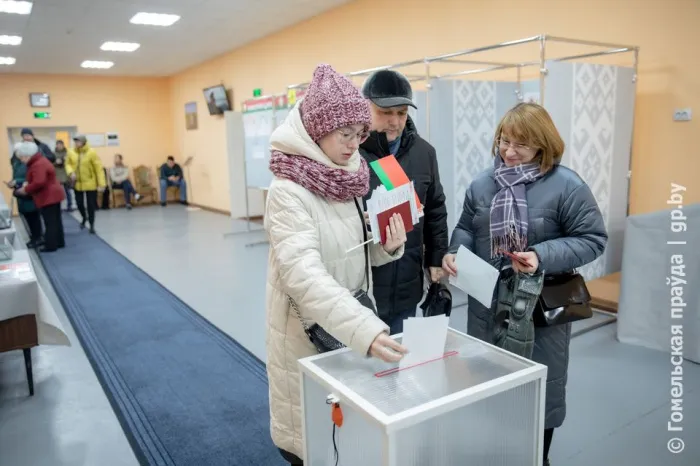 Советский район Гомеля: отдав свой голос, избиратели не спешат уходить - общаются, смотрят концертную программу
