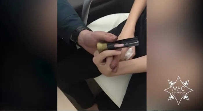 В Мозыре спасатели помогли ребенку снять игрушку с пальца