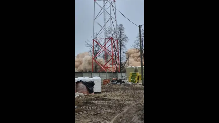 Видео. В Ельском районе снесли неэксплуатируемое административное здание