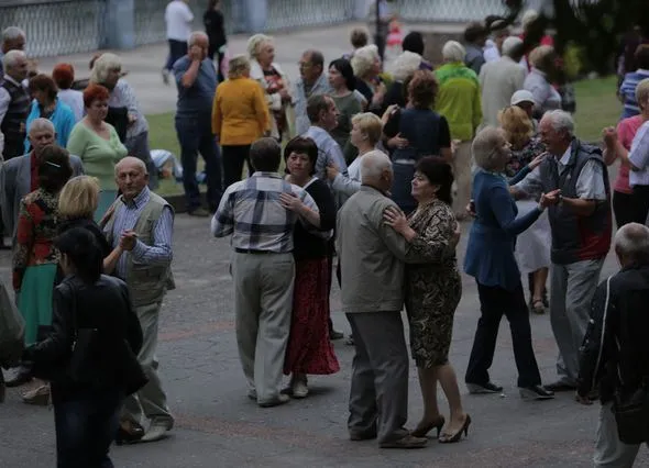 В парке на набережной, у скульптуры “Лодочник”, собираются любители танцевальных ритмов 