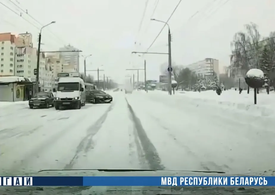 В Гомеле водитель маршрутки создал аварийную ситуацию. ДТП чудом удалось избежать
