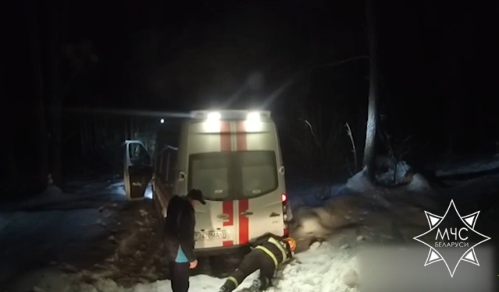 В Гомельском районе спасатели отбуксировали автомобиль скорой помощи 