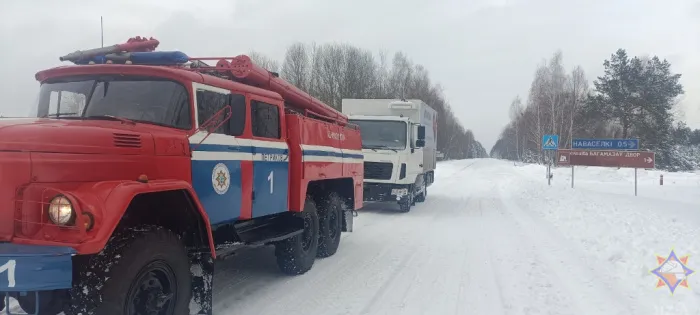 В Житковичах спасатели помогли рейсовому автобусу, застрявшему в снегу