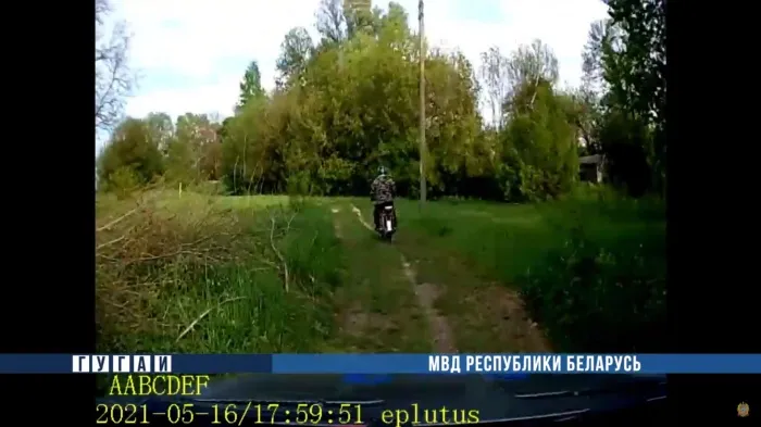 В Жлобинском районе бесправный мотоциклист пытался скрыться от сотрудников ГАИ